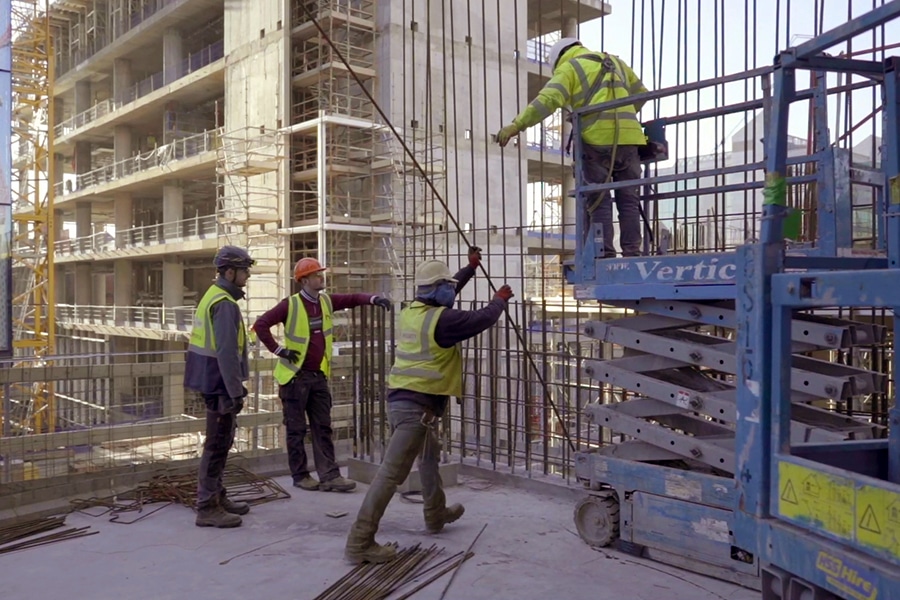 personnes travaillant sur un chantier de construction 