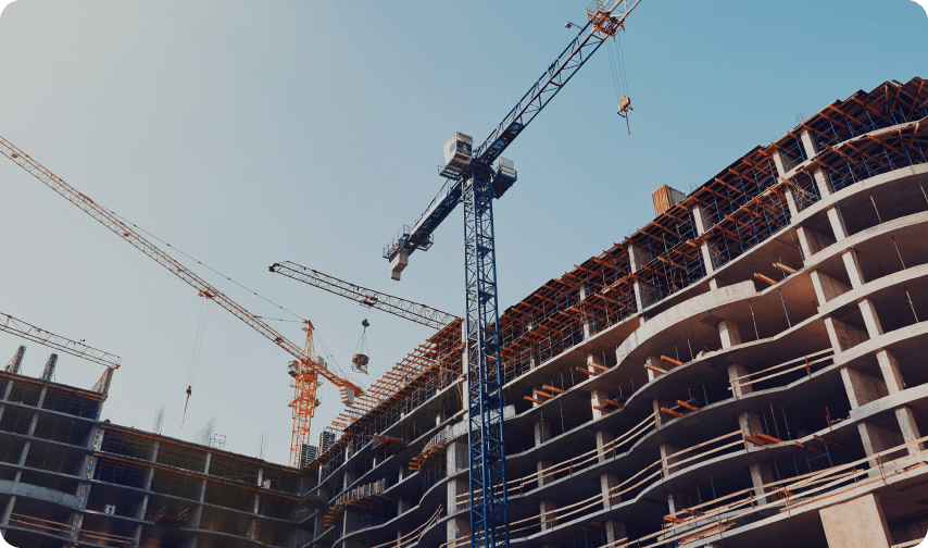 Grue en action sur un grand bâtiment