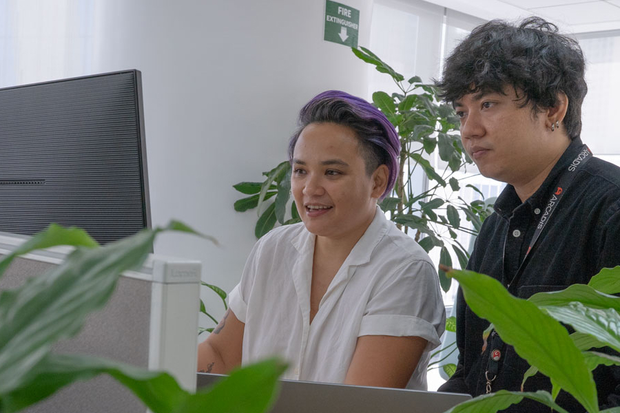 Kisses, Principal Structural CAD Technician bei Arcadis, mit einem Kollegen im Büro in Manila