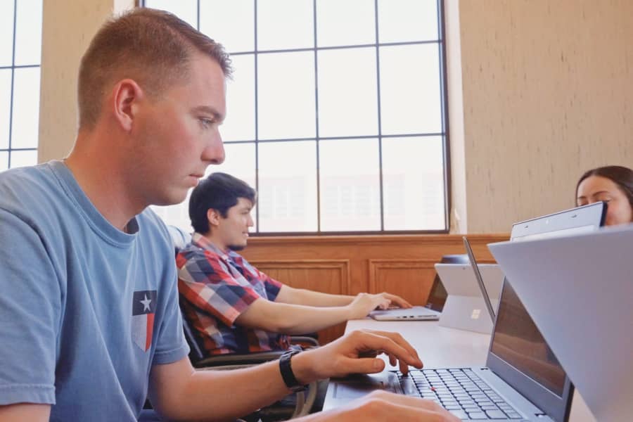 Étudiant travaillant sur un ordinateur portable.